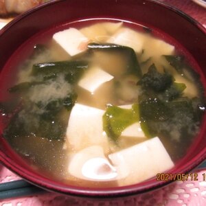 甘酒入り☆玉ねぎとわかめと豆腐のお味噌汁